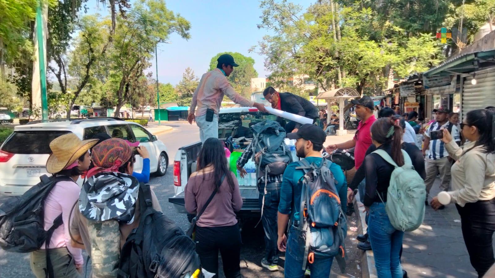 Jóvenes partieron a Tlacolulan para entregar ayuda a combatientes de incendio forestal