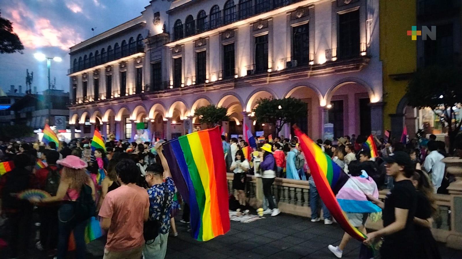 Adolescentes, niños y padres de familia participan en marcha por el orgullo LGBT+