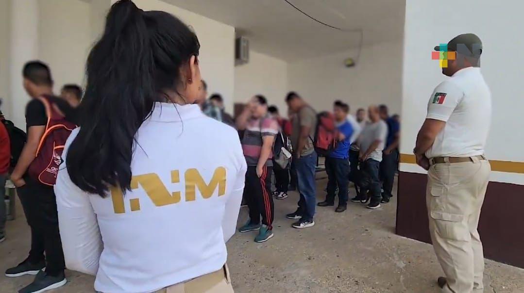 Aseguran camión con 82 migrantes en autopista Ocozocoautla-Las Choapas