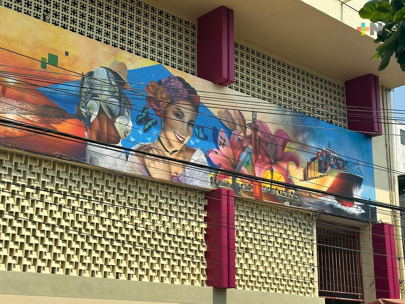 Pintan mural para hacer más atractivo mercado de Coatzacoalcos