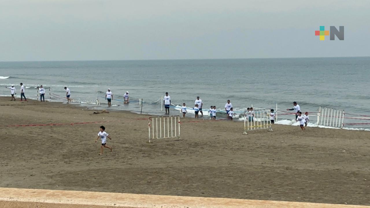 Familias y comunidad escolar disfrutan viernes de playa en Mini Acuatlón Escolar Coatza 2024