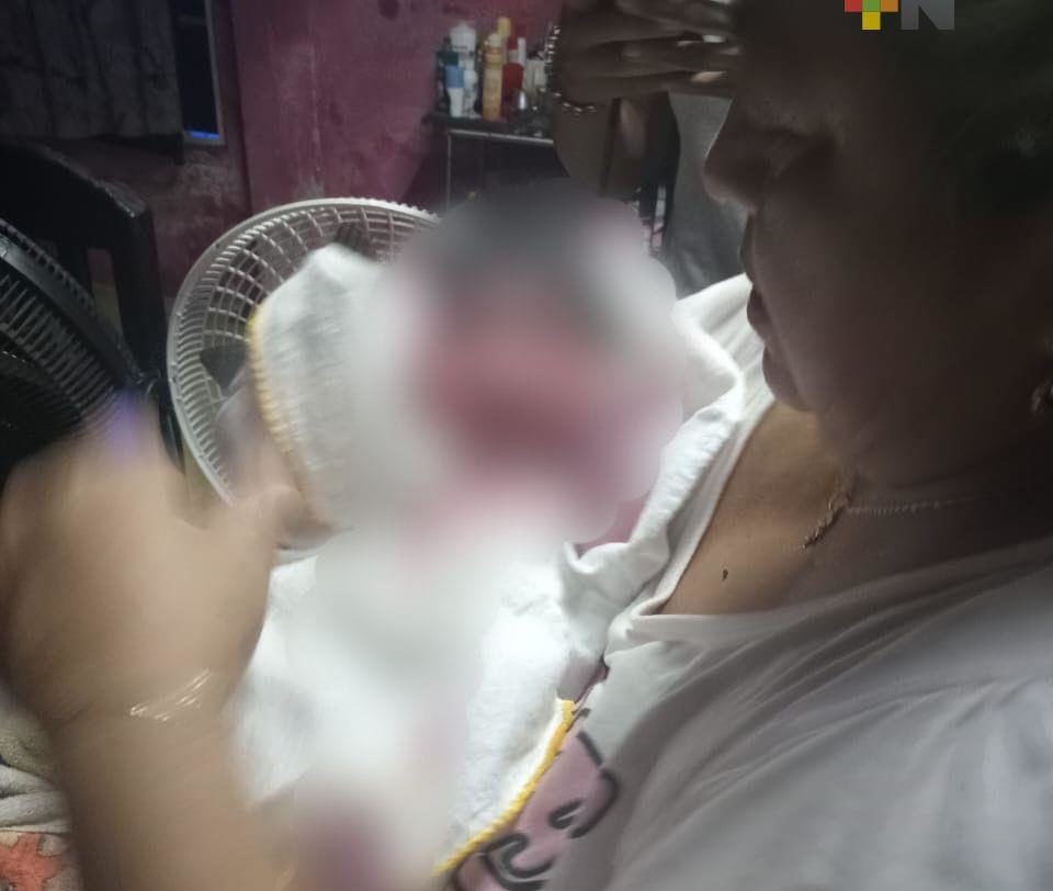 Policías ayudan a una mujer a dar a luz en Coatzacoalcos