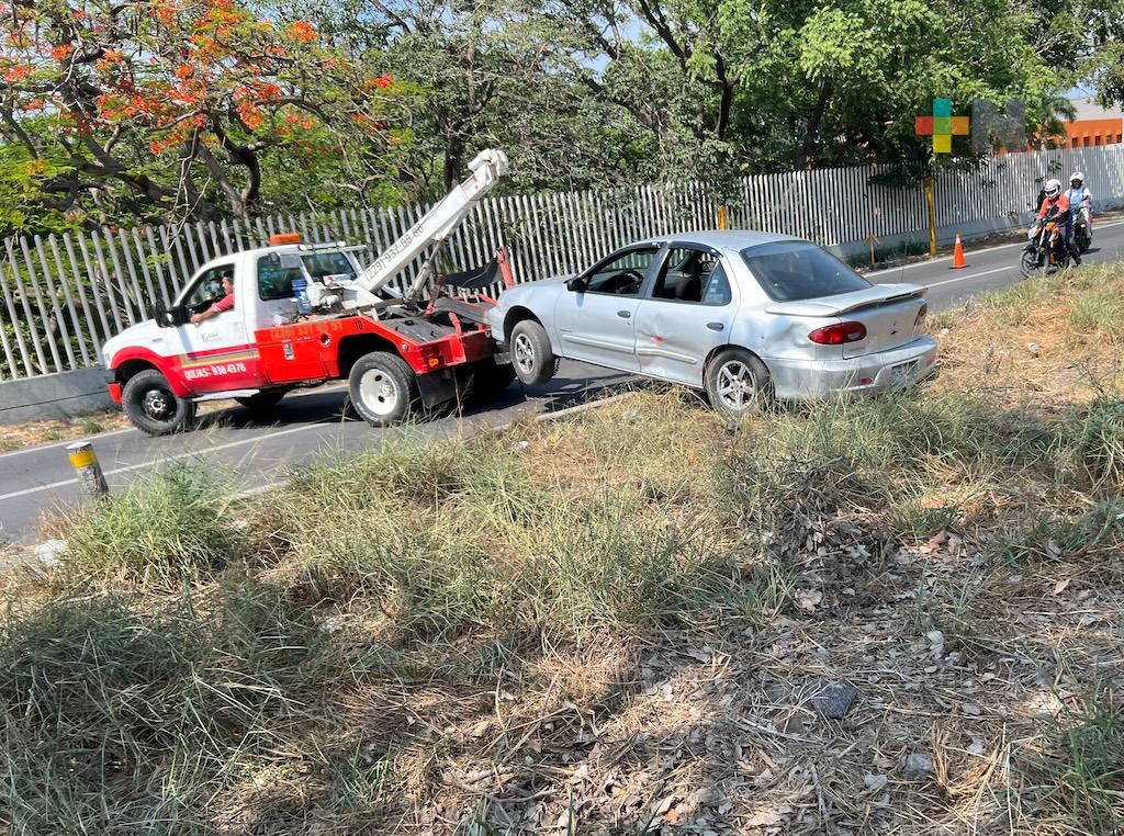 Unidad de carga pesada impacta automóvil particular en carretera, reportan lesionados