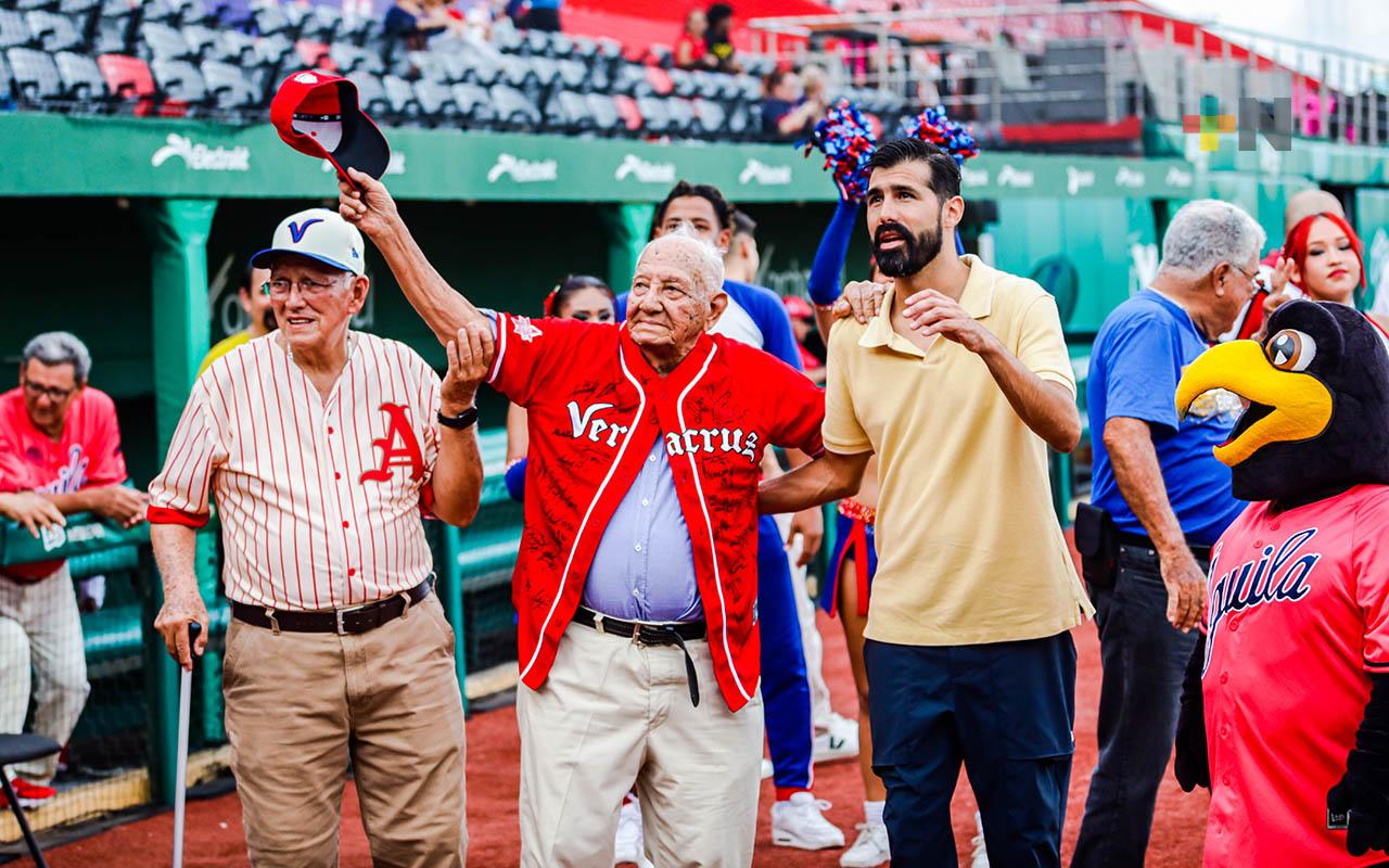 Pedro «Charrascas» Ramírez, lanza primera bola en el Beto Ávila