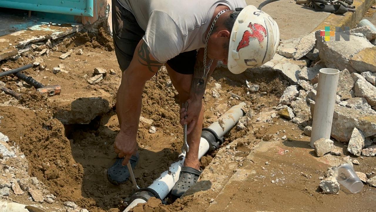 «Popeye», trabajador de CMAS Coatza es eficiente y repara mejor fugas por su condición física