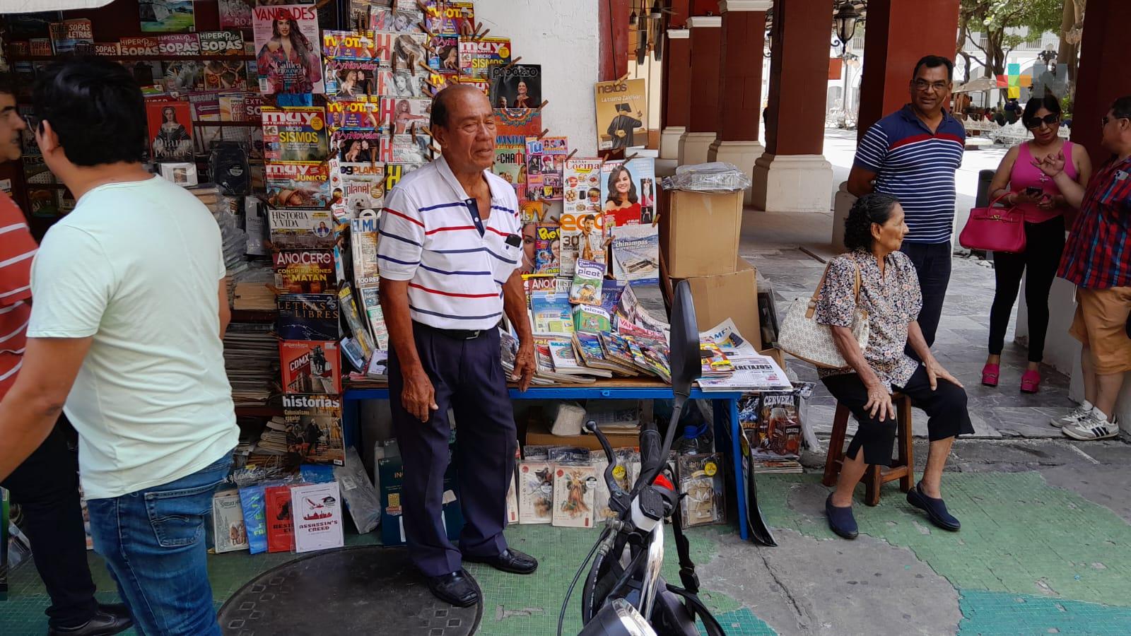 Puesto de revistas del «Chino Márquez» en Veracruz puerto cumple 100 años, pese a ser un oficio en extinción
