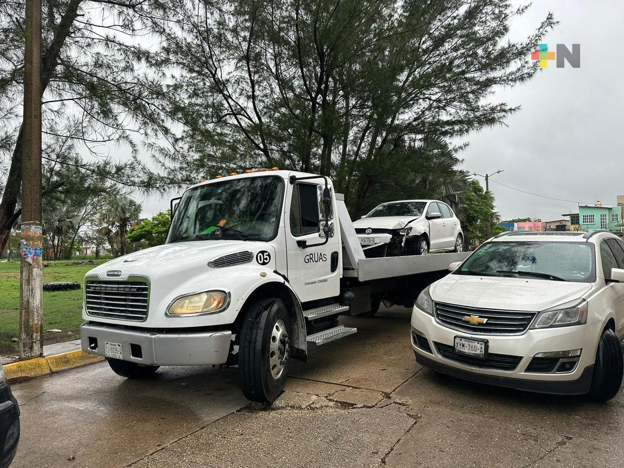 Retienen vecinos a vehículo en grúa por dejarlos sin energía eléctrica en Coatza