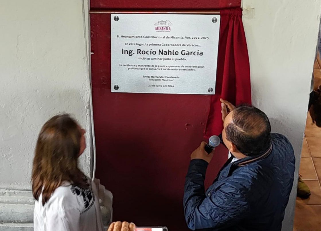 Devela Rocío Nahle placa en Misantla
