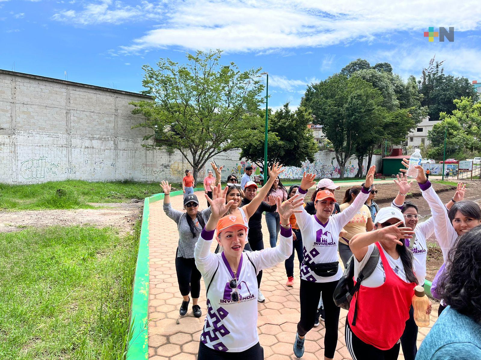 Espacios públicos y privados se convierten en «Senderos naranjas» para caminatas de mujeres