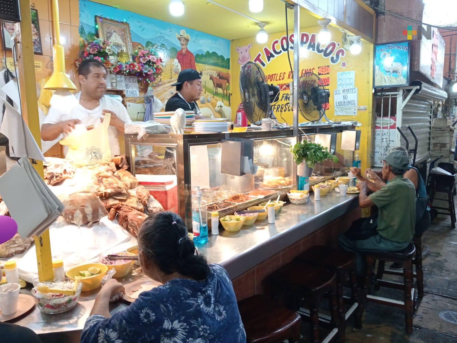 Pese al aumento de precio, el cilantro sigue estando presente en los menús