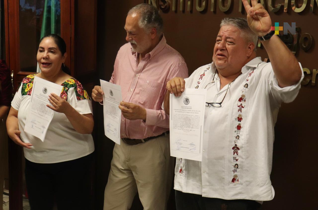 Entregan constancia de mayoría a Claudia Tello y a Manuel Huerta
