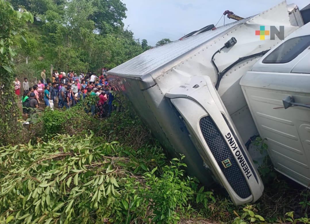 Vuelca tráiler en el sur, rapiñan carne de res y cerdo, luego la venden por Facebook