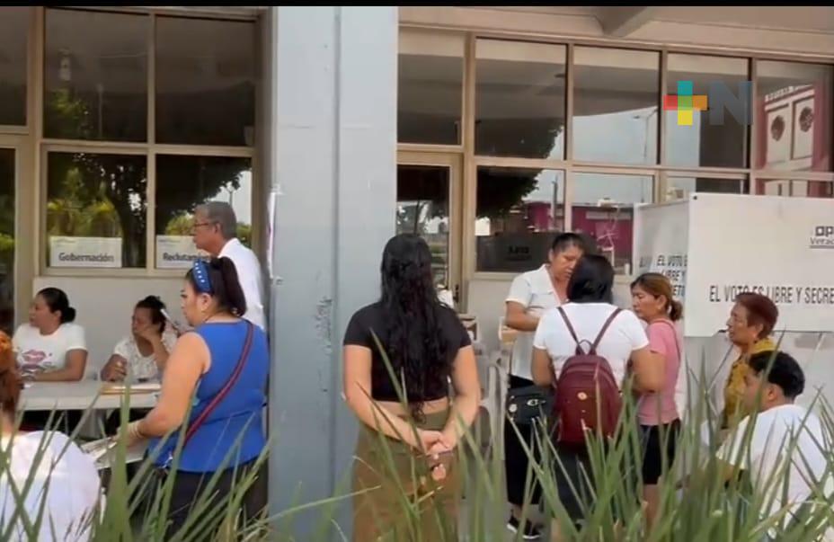 En la cuenca veracruzana del Papaloapan los votantes acuden a las casillas a votar