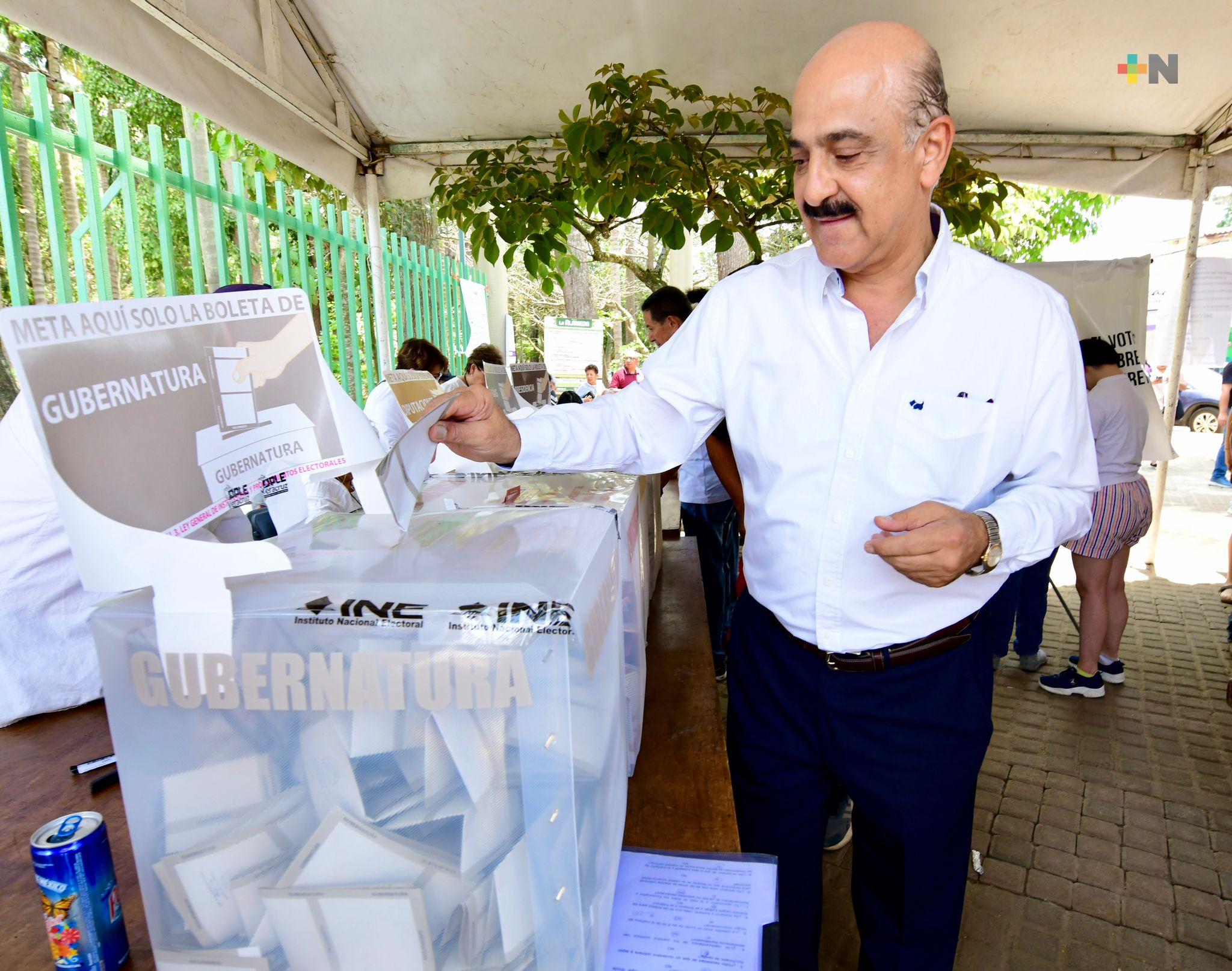 Alcalde de Xalapa emite su voto e invita a ciudadanía a ejercer su derecho