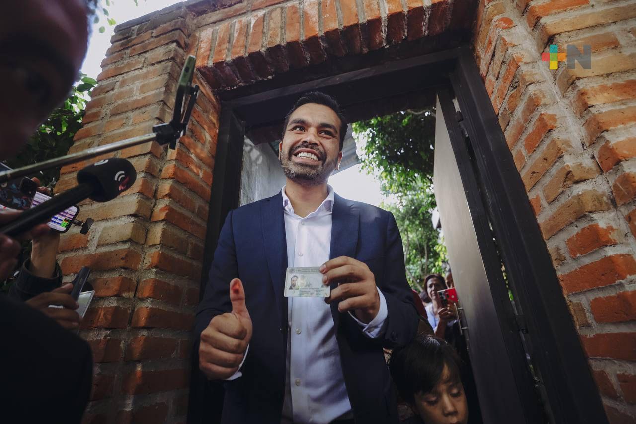 Jorge Álvarez Máynez acude a votar, vecinos de La Condesa le piden que «haga fila»