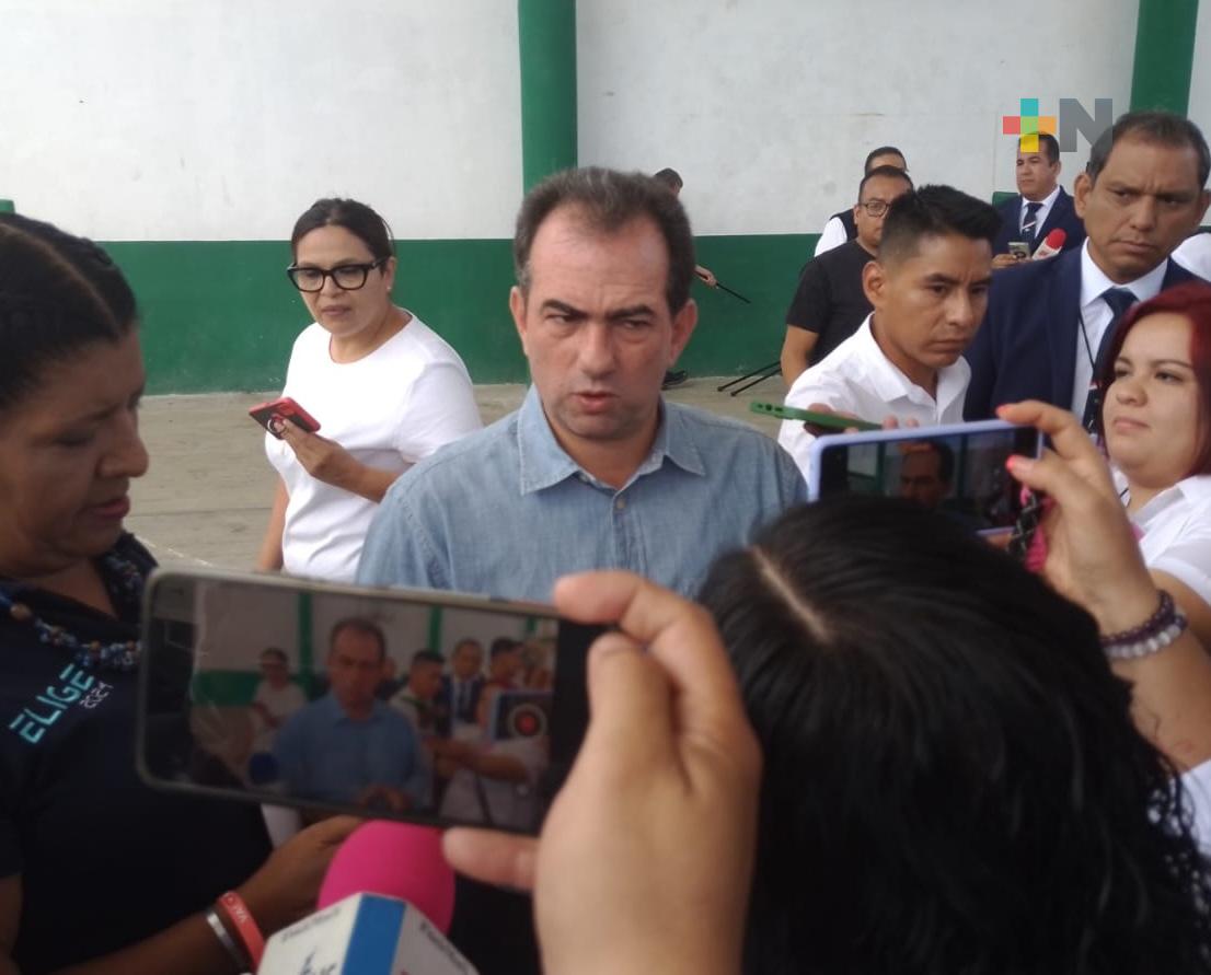 José Francisco Yunes emitió su voto en el municipio de Perote