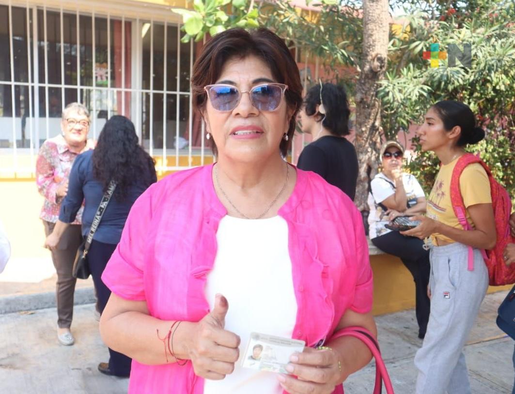 Emite su voto Rosa María Hernández, candidata a diputada federal