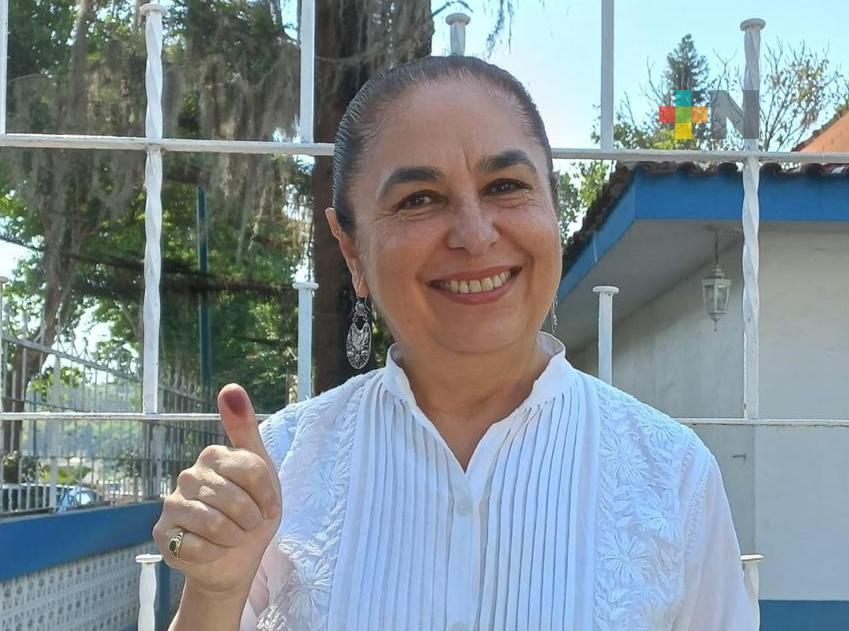 En Xalapa emite su voto la candidata al Senado, Sara Ladrón de Guevara