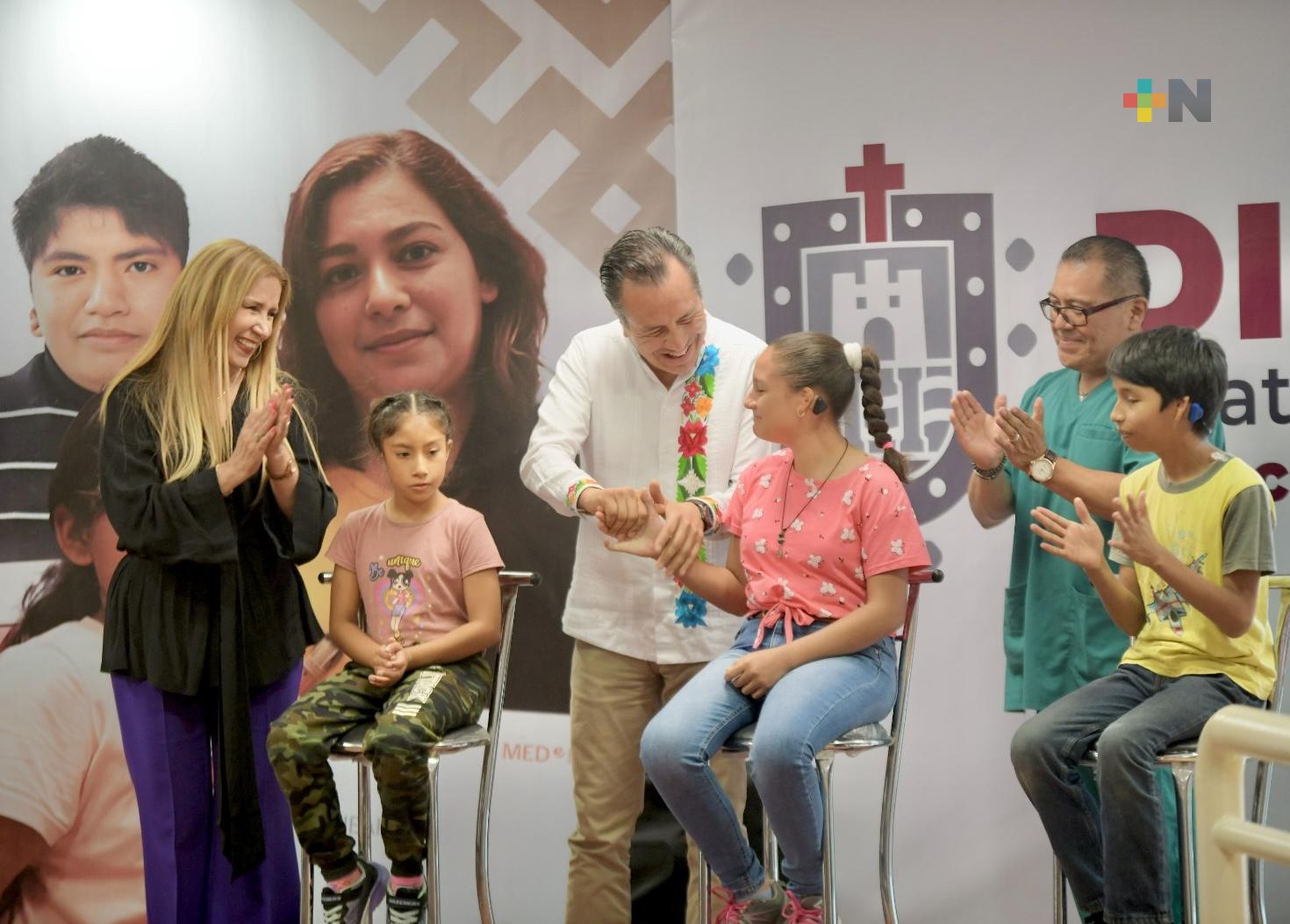 Gobernador y DIF entregan aparatos auditivos para mejorar calidad de vida a infantes