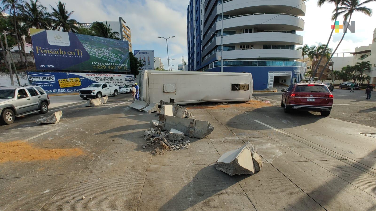 Volcadura de camión dejó tres personas lesionadas en Boca del Río