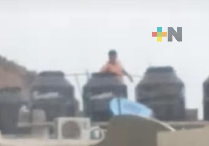 Vecino roba agua de otros tinacos ante falta de servicio de Grupo MAS