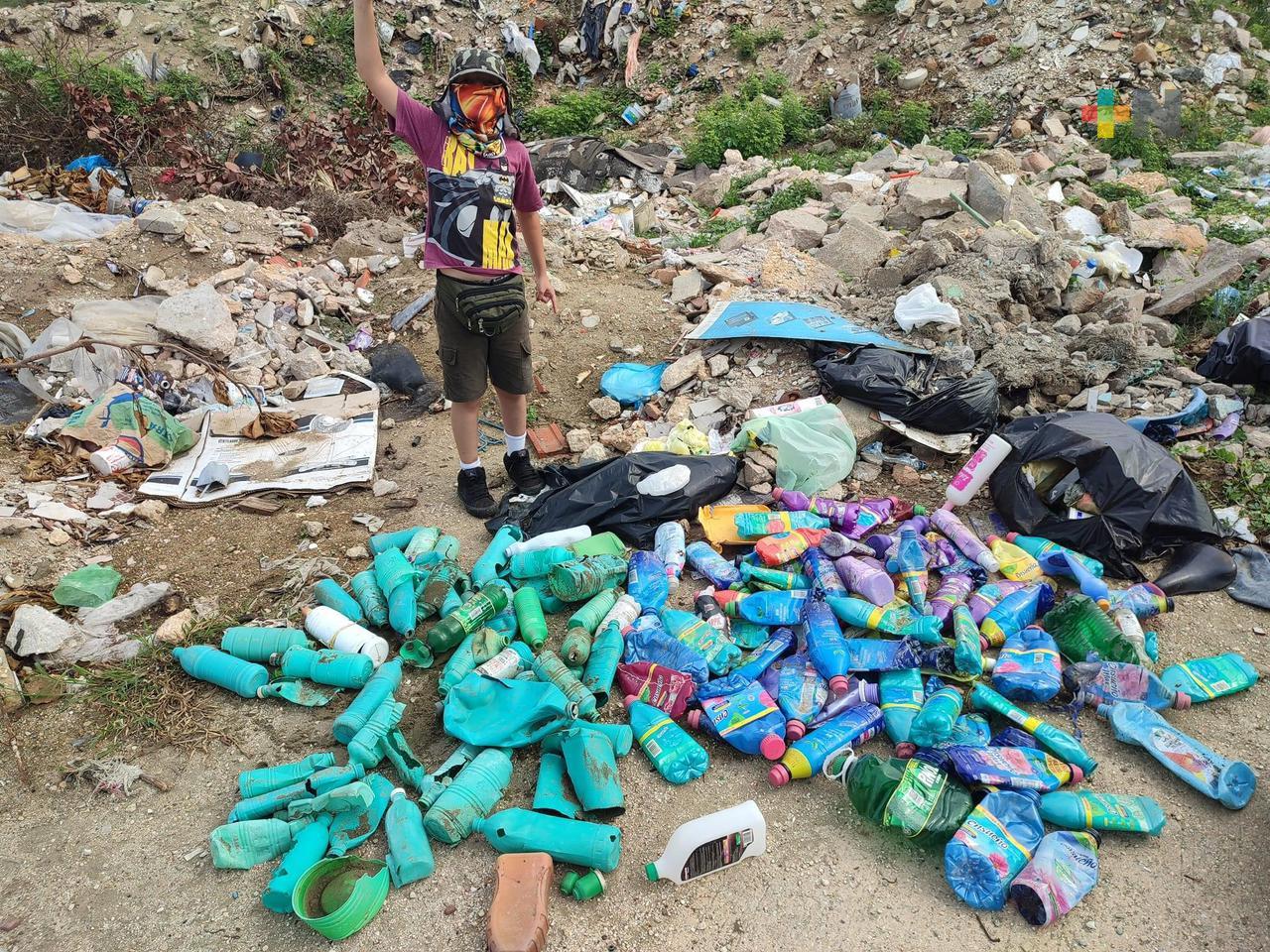 Activistas hacen jornada de limpieza de playa en Coatzacoalcos