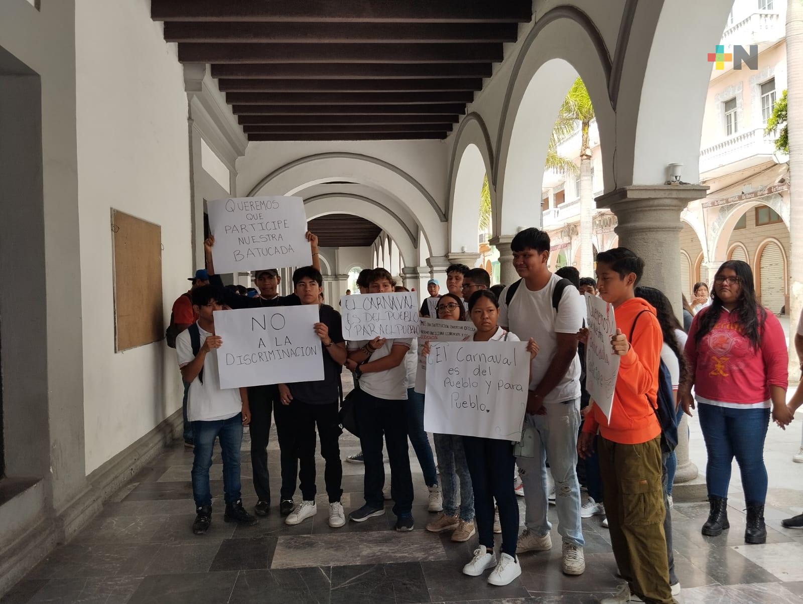 Estudiantes de Tebaev se manifiestan; les impiden participar en Carnaval de Veracruz