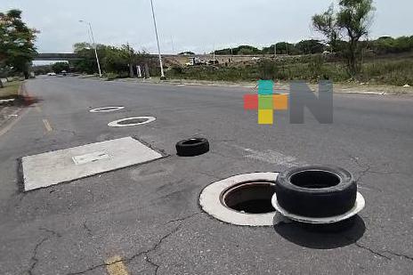 Alcantarilla destapada causa accidente en vehículo por la zona del Nuevo Veracruz