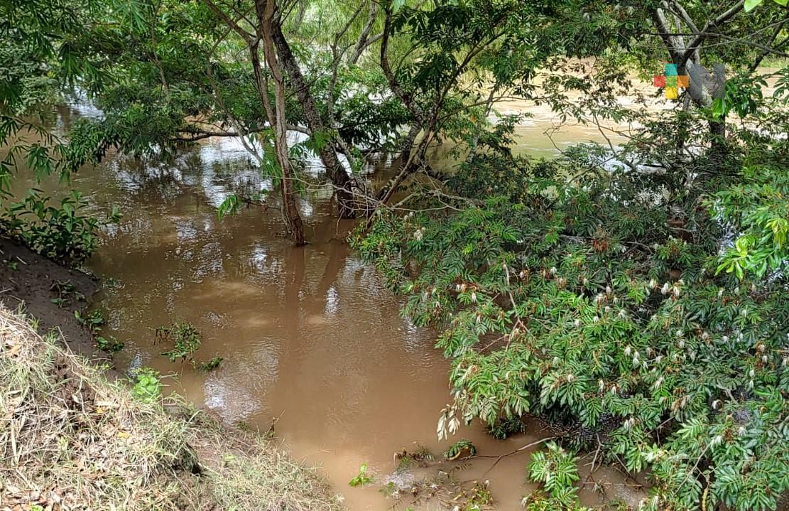 Pobladores pendientes del nivel del río Cotaxtla; descendió más de un metro en últimas horas