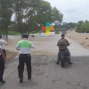 Evite cruzar corrientes fuertes de agua para evitar accidentes