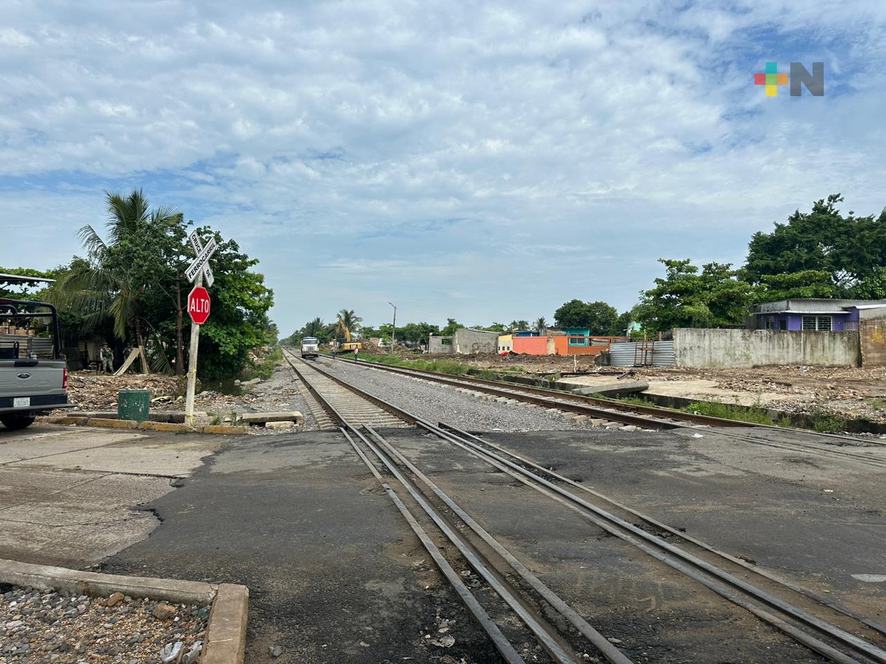 Derriban viviendas para construir barda perimetral del ferrocarril en Coatzacoalcos