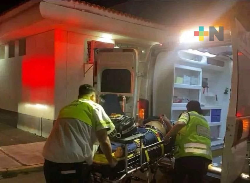 Ambulancia volcó en autopista La Tinaja-Cosoleacaque; deja tres personas lesionadas
