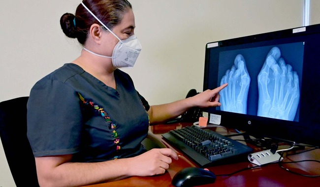 Dolor o inflamación articular constante pueden ser síntomas de artritis reumatoide