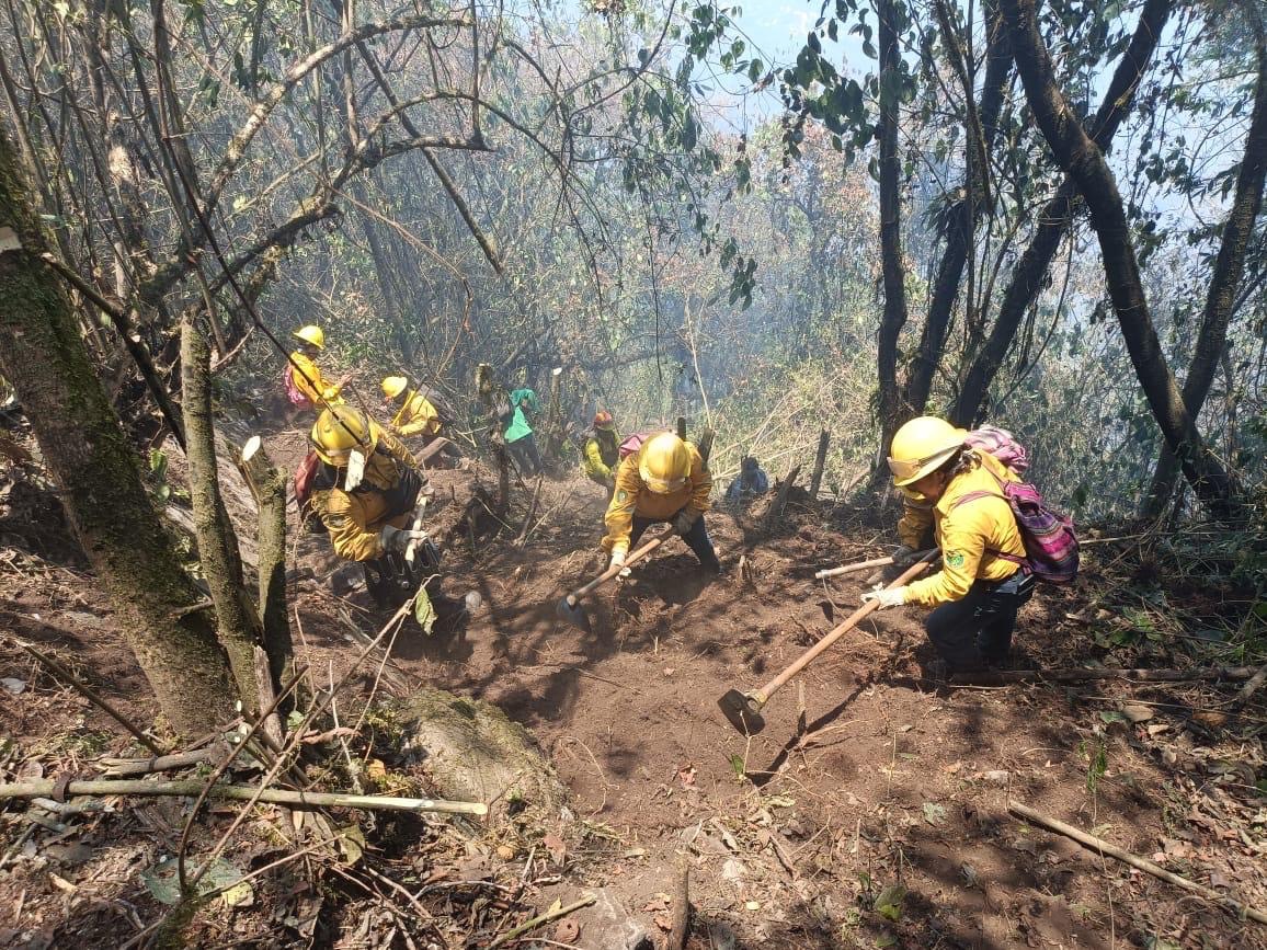 Con equipos de Sedena se refuerza combate a incendio en límites de Tequila e Ixtaczoquitlán