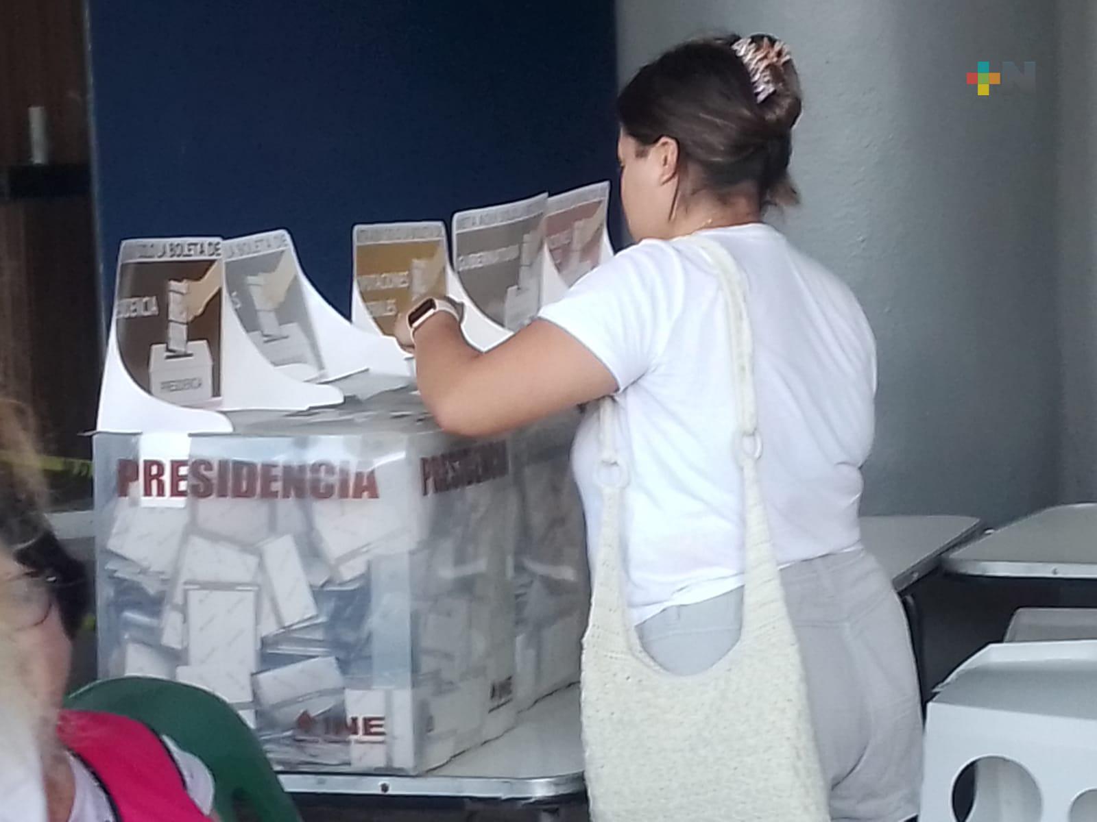 Más de siete horas esperaron votantes en casilla especial de Boca del Río