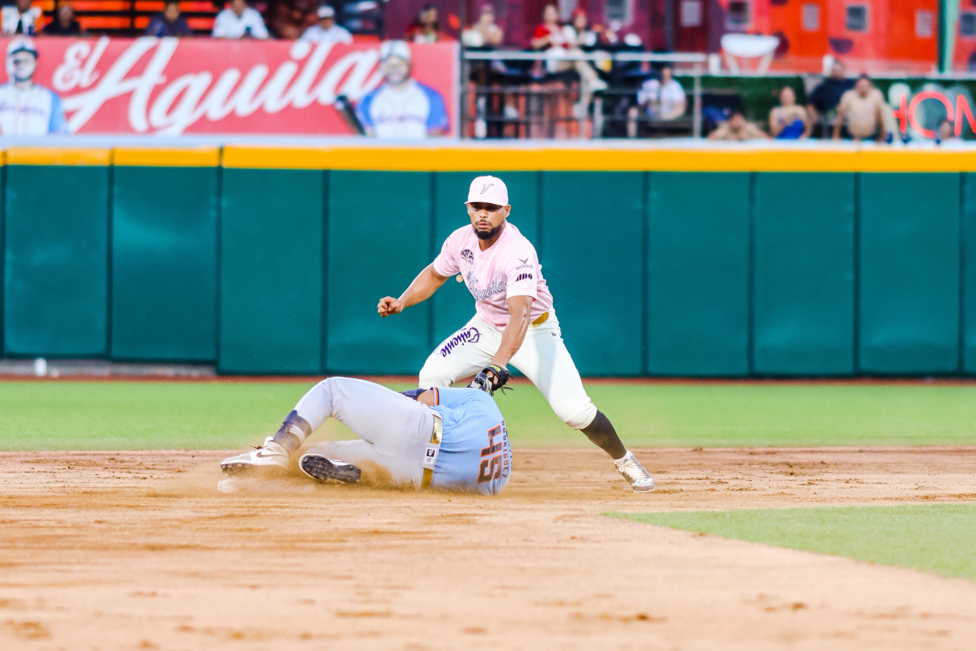 Los Tigres derrotan a El Águila y empatan la serie