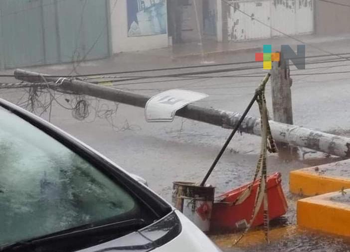 Fuerte lluvia y viento azota Coatepec y deja daños en vía pública