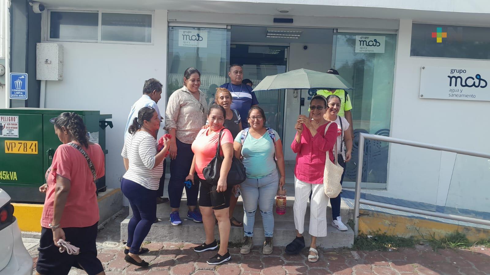 Vecinos se manifiestan en Grupo MAS; desde hace 40 días no tienen agua