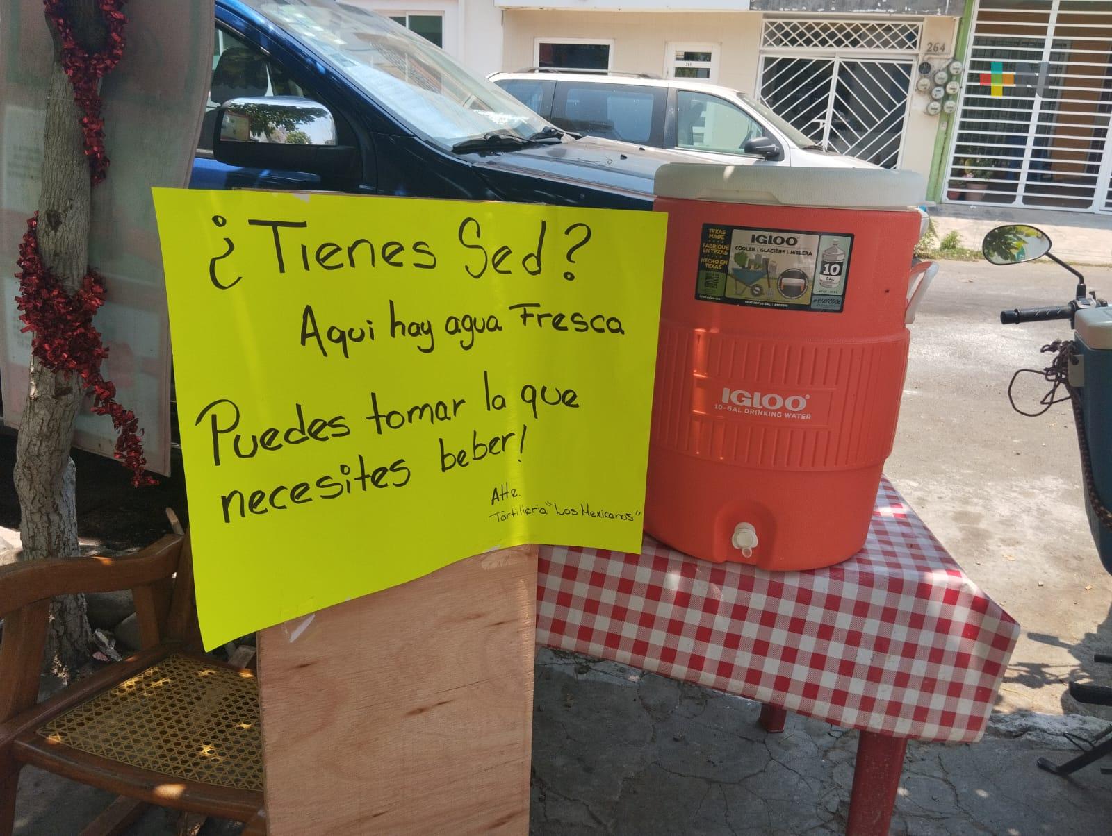Una tortillería de Veracruz puerto regala agua fresca ante altas temperaturas