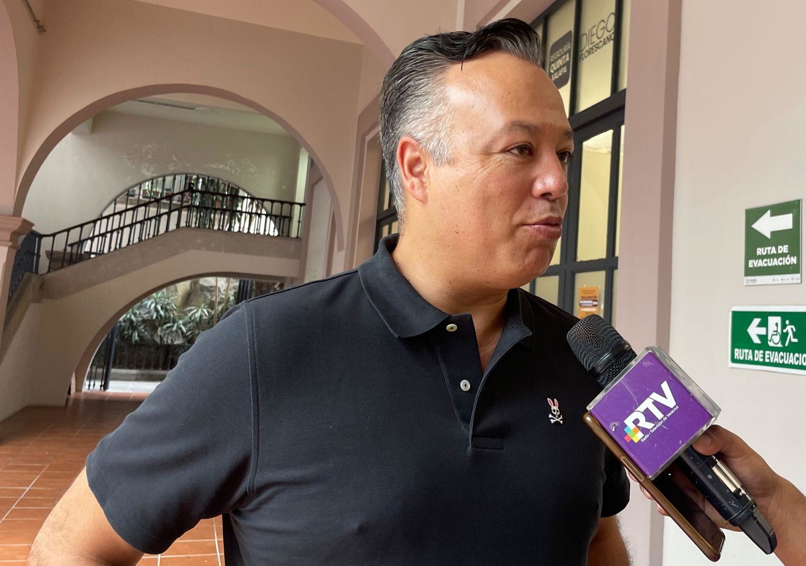 Exhortan a xalapeños limpiar banquetas para evitar drenajes tapados