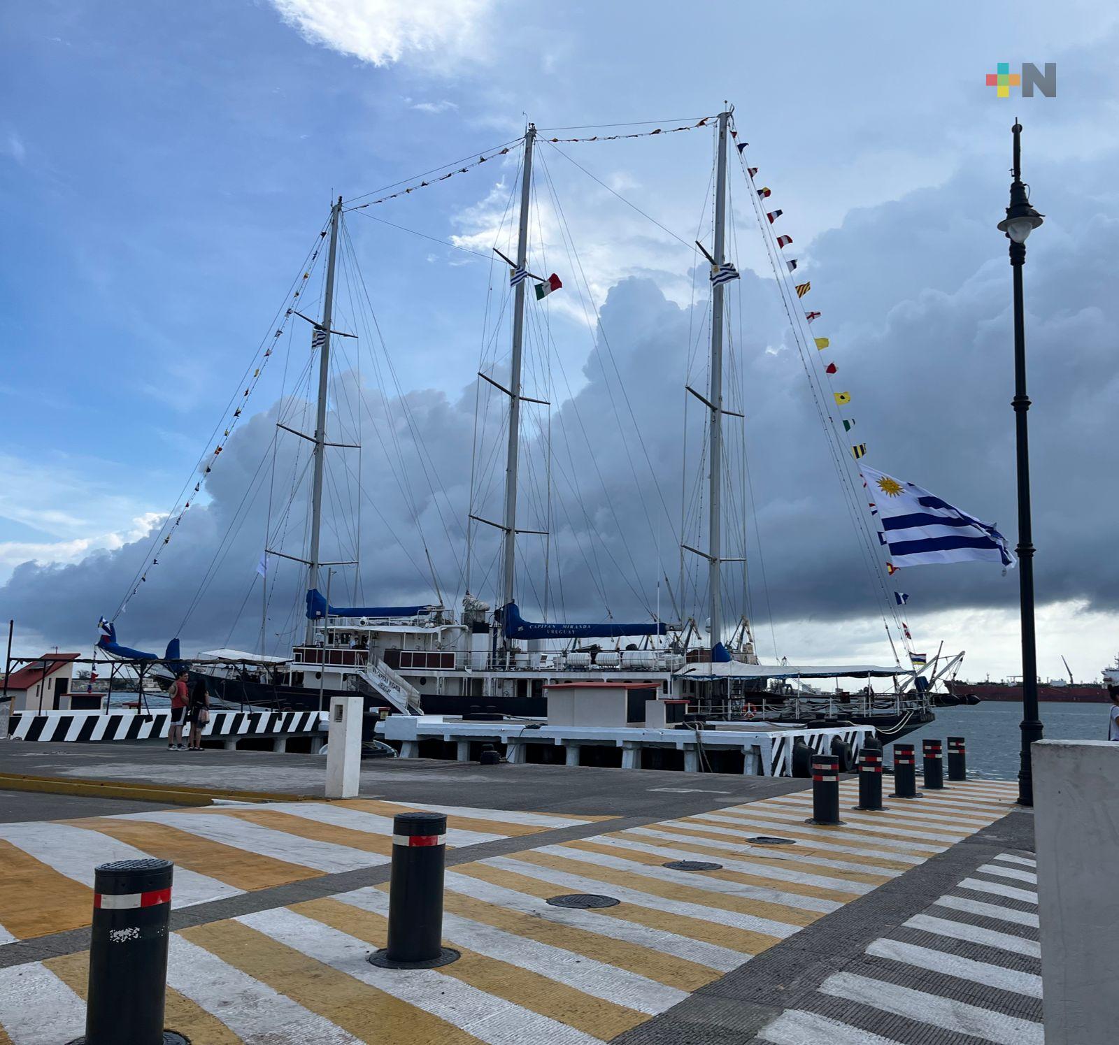 Arriba velero de la Armada de Uruguay al puerto de Veracruz