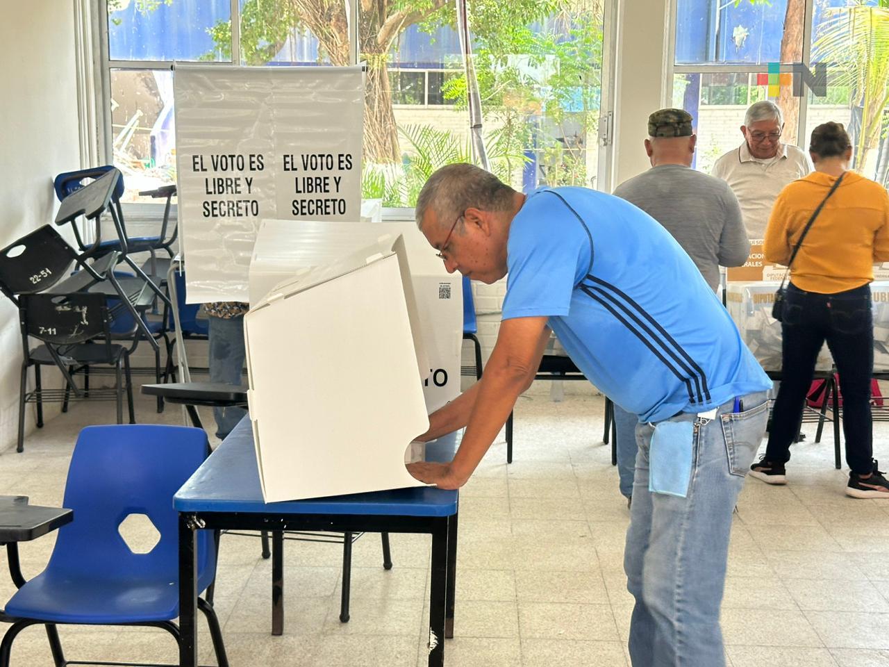 Hasta dos horas esperaron para votar en poniente de Coatza; ni la espera ni el calor desanimaron a sufragantes