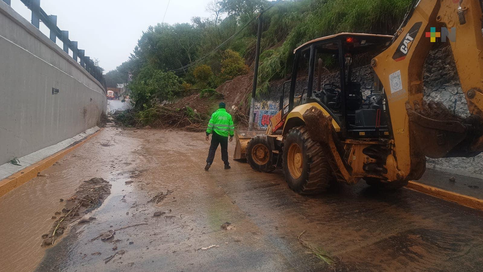 Por deslizamiento de tierra, cerrada la circulación sobre lateral del puente Macuiltépetl