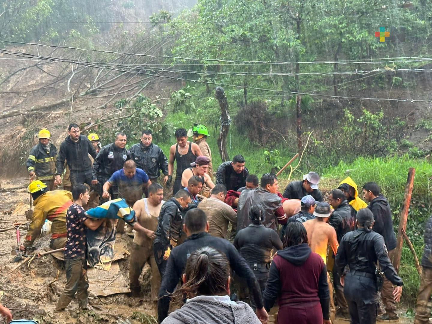 SSP rescata a persona atrapada en deslave en Colonia Reserva Tronconal de Xalapa