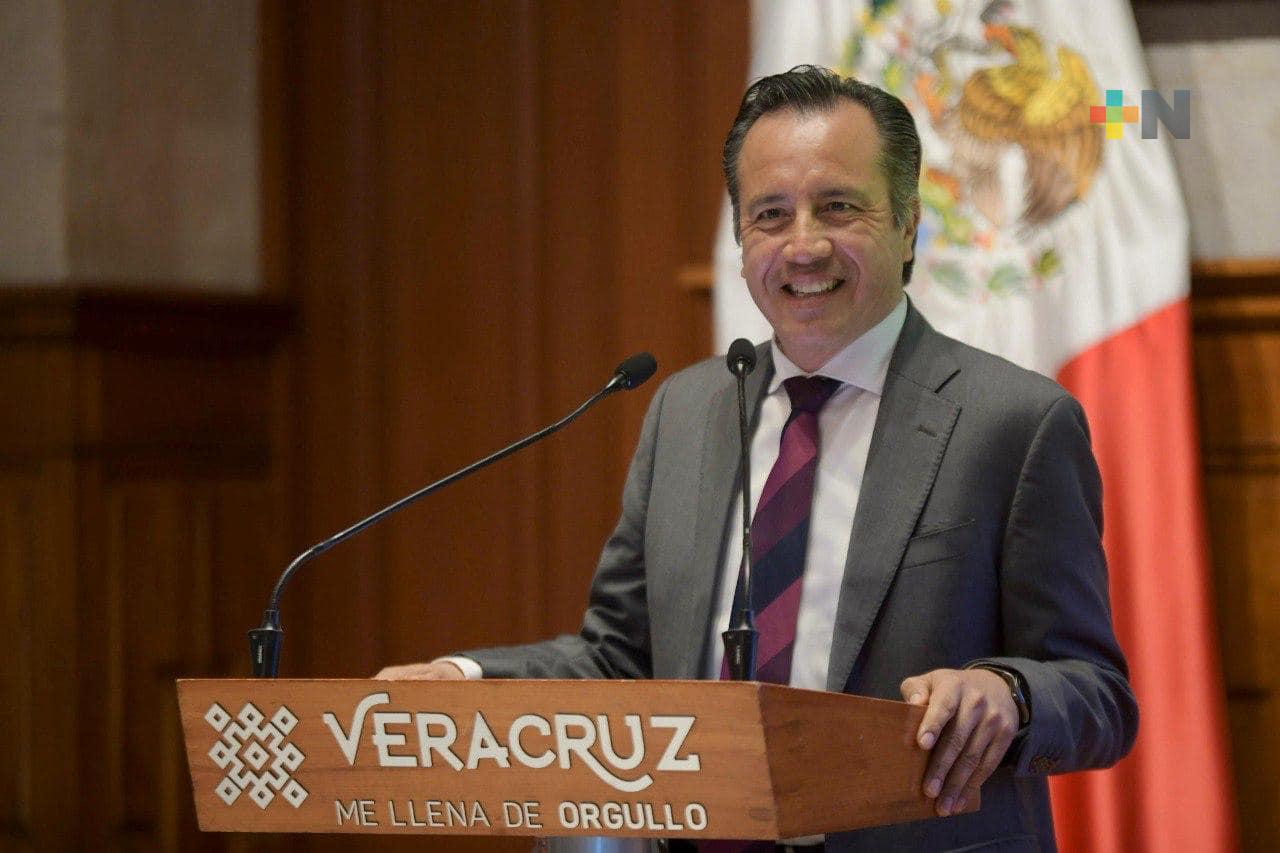 Cuitláhuac García instruye entregar viviendas a familiares de policías de Tepetlán