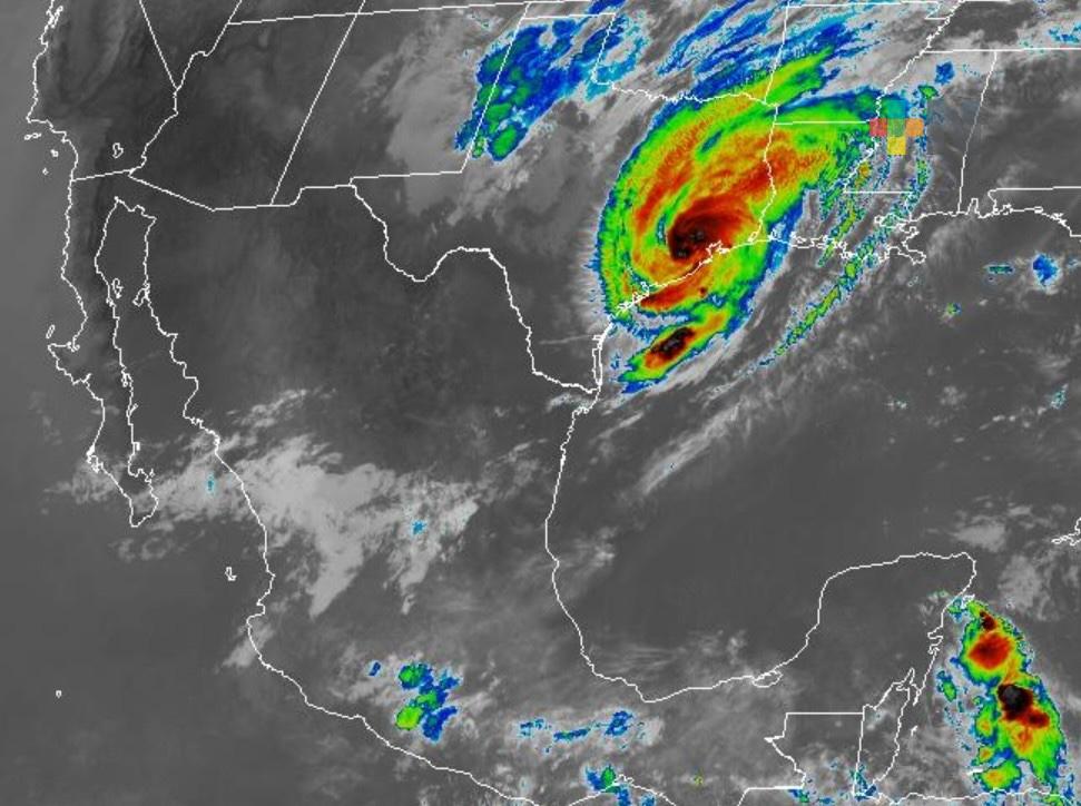 Lunes con ambiente diurno cálido y condiciones para lluvia por la tarde-noche