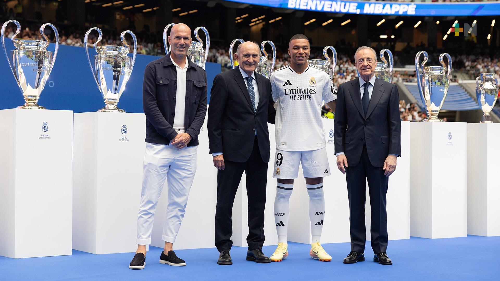 Espectacular recibimiento a Kylian Mbappé en el Santiago Bernabéu