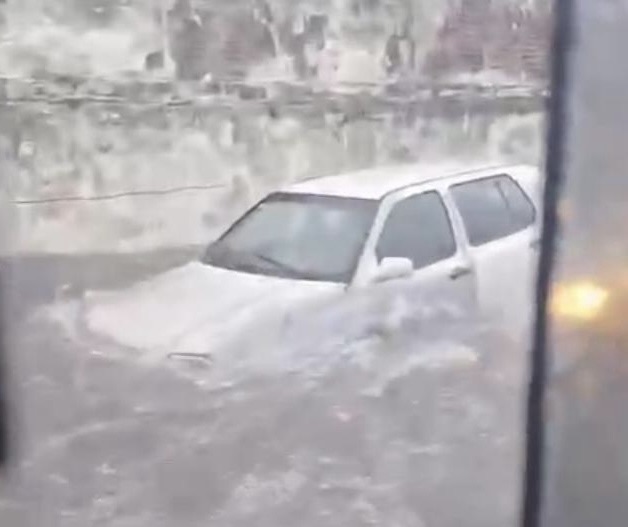 Lluvias intensas de Onda tropical #8 generaron diversos daños a vehículos en el puerto