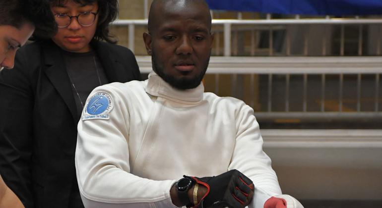 Esgrimista colombiano en equipo de refugiados para los Juegos Paralímpicos