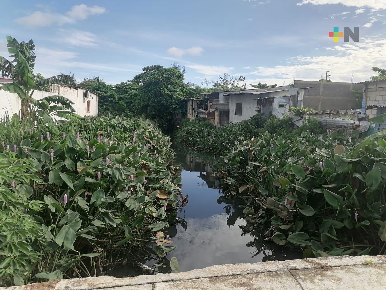 Asentamientos irregulares dificultan limpieza de canales a cielo abierto